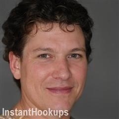 xsiem193 profile on InstantHookups