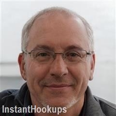 mrcrackdvd profile on InstantHookups
