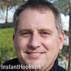 iluvfootjobs profile on InstantHookups
